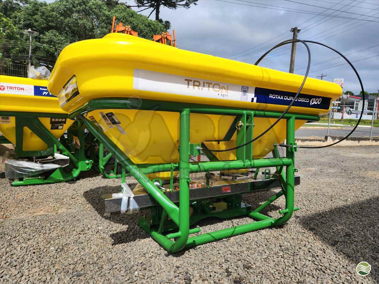 IMPLEMENTOS AGRICOLAS DISTRIBUIDOR FERTILIZANTES E SEMENTES DISCO DUPLO Sabiá Máquinas Agrícolas IRATI PARANÁ PR
